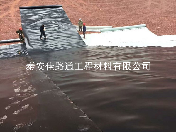 养殖防渗膜铺设不平整?5 个实操技巧教你铺出 “镜面效果” 养殖防渗膜铺设不平整?5 个实操技巧教你铺出 “镜面效果”